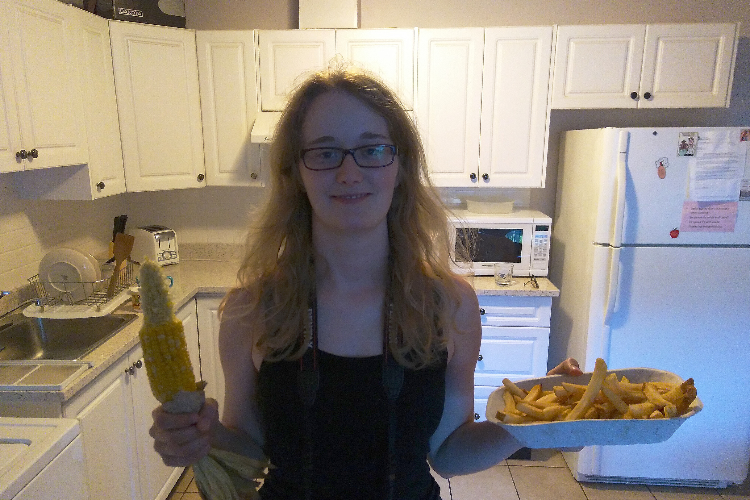 Maiskolben und Pommes zum Abend Maiskolben und Pommes zum Abend