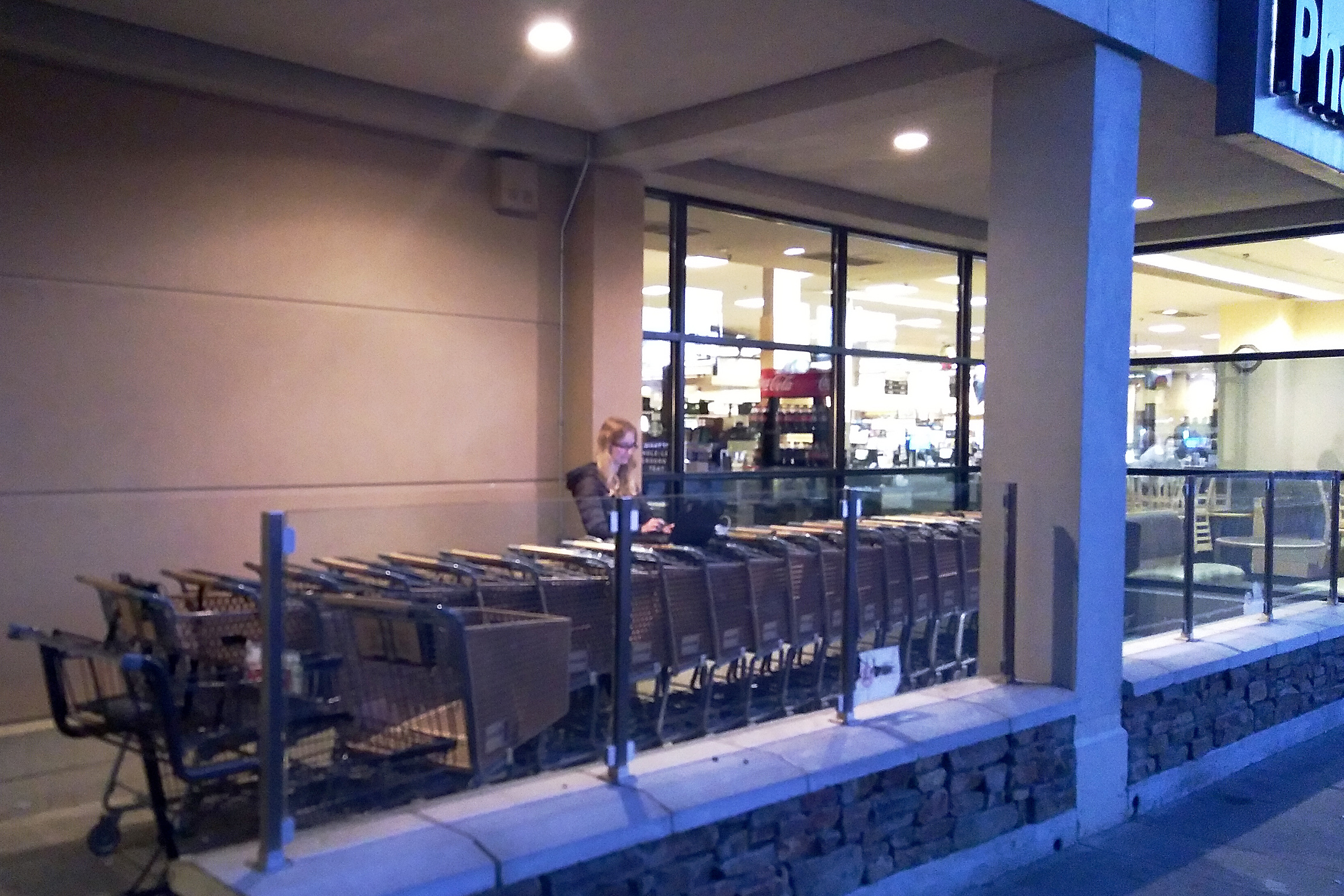 Bilder hochladen vor dem Supermarkt Bilder hochladen vor dem Supermarkt